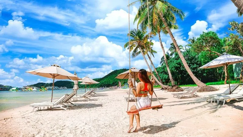 Bãi Sao gây ấn tượng với bờ cát sáng màu, làn nước trong và không gian biển thoáng