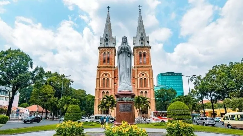 Nhà thờ Đức Bà Sài Gòn nổi bật với kiến trúc châu Âu cổ điển và vị trí ngay khu vực trung tâm