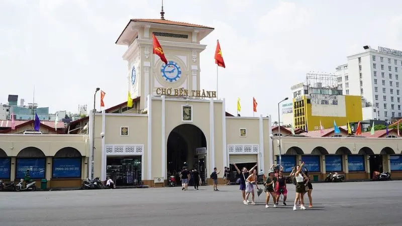 Chợ Bến Thành là một trong những biểu tượng quen thuộc của Sài Gòn