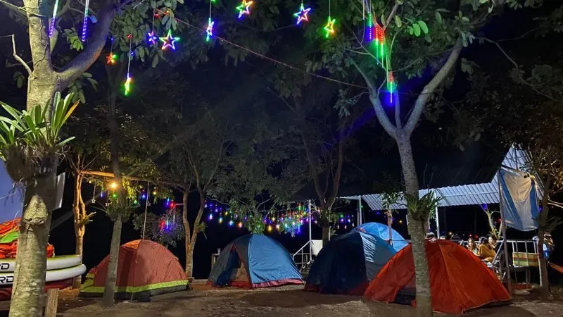 Làng cá bè La Ngà mang một màu sắc khác so với những bãi camping yên tĩnh quanh hồ
