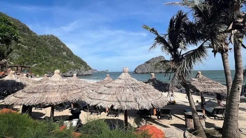 Đảo Khỉ nằm trong khu vực vịnh Lan Hạ, gây ấn tượng bởi cảnh biển trong xanh