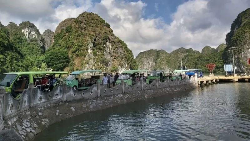 Vịnh Lan Hạ nổi bật với hàng trăm đảo đá lớn nhỏ nằm giữa làn nước xanh