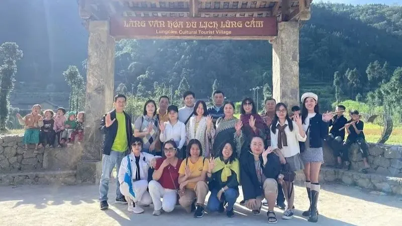 Làng văn hóa Lũng Cẩm nằm giữa thung lũng được bao quanh bởi núi đá