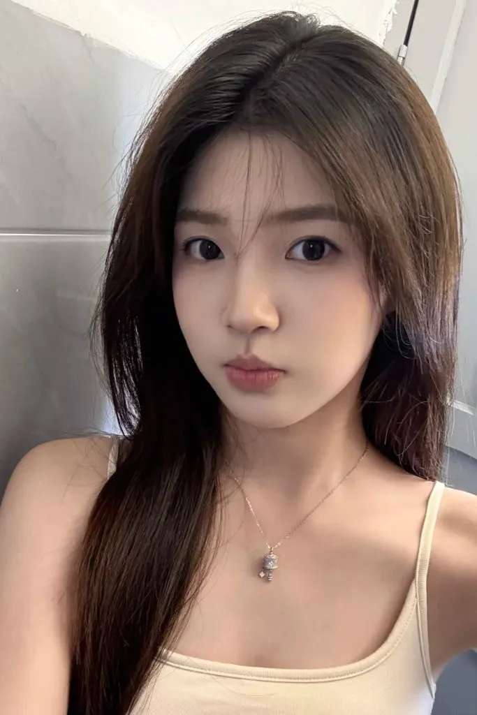 Cô gái xinh đẹp có đôi mắt to tròn