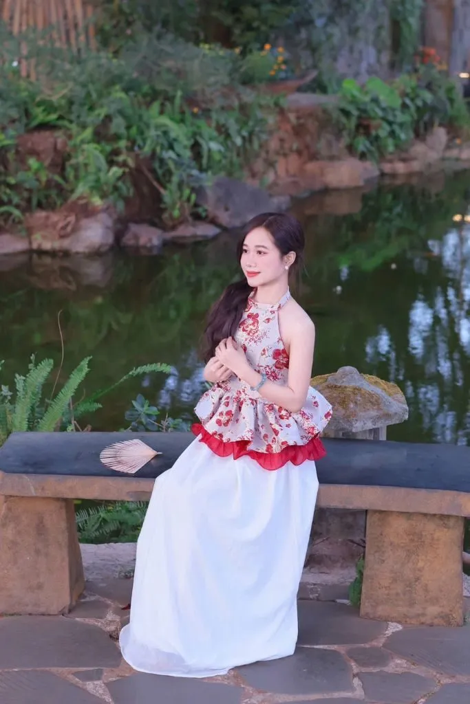 Ảnh gái xinh Việt Nam duyên dáng bên hồ nước